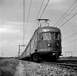 150956 Afbeelding van een electrisch treinstel mat. 1946 van de N.S. bij Utrecht (Lunetten).
